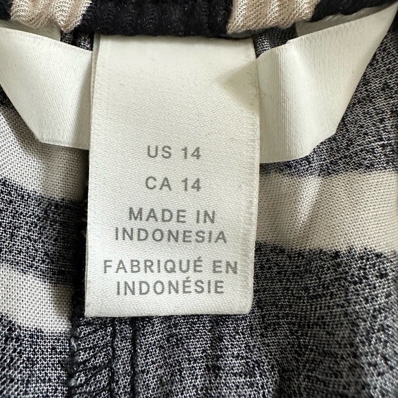 H&M viscose paper bag waist w/ self tie, animal, print wide leg pant size 14. - Picture 6 of 8